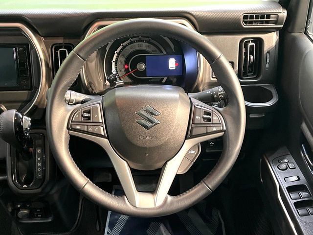 インテリアに合わせたデザインのステアリングは、運転される方のことも考え、運転しやすい形状、大きさです。是非一度、実際に触ってお確かめください。