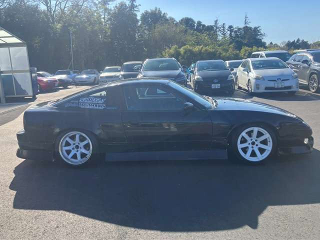 当店在庫は外装、内装クリーニング後に展示し、併せて事故修復歴の有無、メーター改ざん歴の有無も第三者機関による検査を全台実施しております。車検、整備、鈑金塗装も自社で対応できますのでご安心ください。