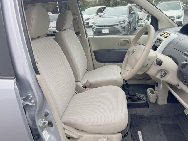 運転席シート廻りは使用感も少なく、良好な状態となっています。前オーナー様が丁寧に使っていたことがよくわかりますね。