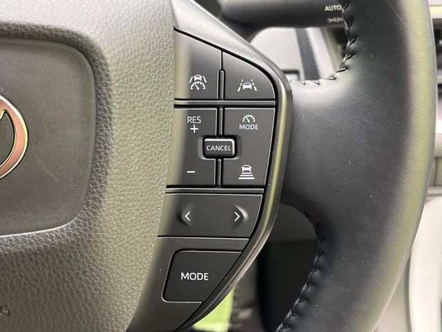 【レーダークルーズコントロール】高速道路での長距離走行が楽に!!自動で速度を保つクルーズコントロールが、衝突軽減システムと連携し、前方の車両を感知して車間を保つように速度調節してくれます!!