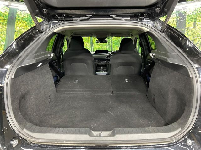 ���i�̂���������ʋ΁A���}���ɏ\���ȉ׎��X�y�[�X���m�ۂ��Ă���܂��B�Z�J���h�V�[�g��|���ƁA�傫�ȉו��̐ύڂ��\�ł���