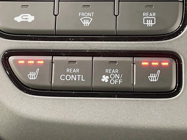 【シートヒーター】寒い日に重宝するシートヒーター!エアコンより早く温まってくれるので寒がりの人も安心ですね♪エアコンの温風は乾燥するから苦手、という方にもをおすすめです。