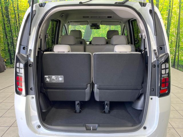 ���i�̂���������ʋ΁A���}���ɏ\���ȉ׎��X�y�[�X���m�ۂ��Ă���܂��B�Z�J���h�V�[�g��|���ƁA�傫�ȉו��̐ύڂ��\�ł���