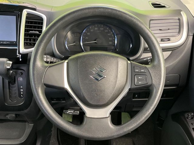 インテリアに合わせたデザインのステアリングは、運転される方のことも考え、運転しやすい形状、大きさです。是非一度、実際に触ってお確かめください。