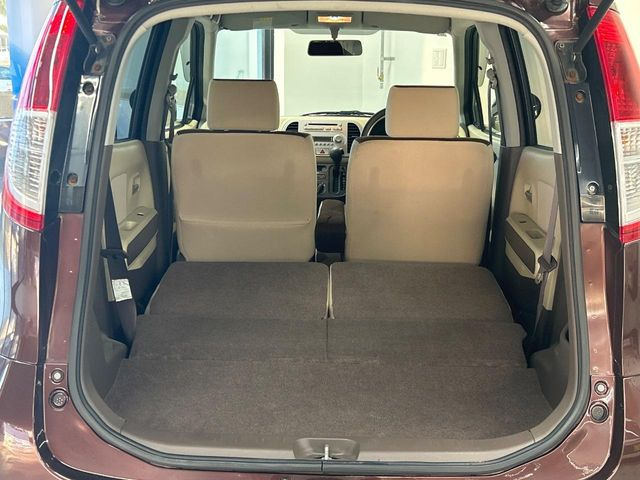 普段のお買い物や通勤、送迎等に十分な荷室スペースを確保しております。セカンドシートを倒すと、大きな荷物の積載も可能です♪