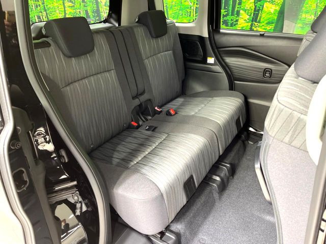 広々とした2列目シートは居住性が高く、居心地も快適!友達や家族とのお出かけにぴったりです。ベビーシートやチャイルドシート使用時も快適にお過ごしいただける十分な空間を確保しています。