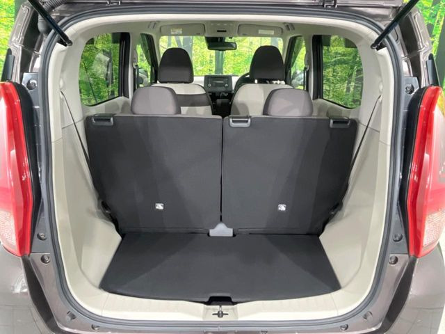 ���i�̂���������ʋ΁A���}���ɏ\���ȉ׎��X�y�[�X���m�ۂ��Ă���܂��B�Z�J���h�V�[�g��|���ƁA�傫�ȉו��̐ύڂ��\�ł���