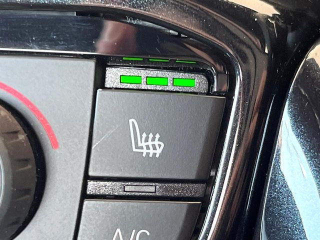 【シートヒーター】寒い日に重宝するシートヒーター!エアコンより早く温まってくれるので寒がりの人も安心ですね♪エアコンの温風は乾燥するから苦手、という方にもをおすすめです。