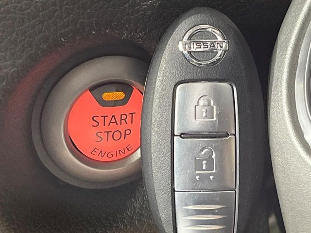 【インテリジェントキー】カバンやポケットに入れたままでもドアの施錠・解錠が可能なスマートキーを装備。エンジンのオン・オフ時もカギを取り出す必要が無いからとっても便利です♪