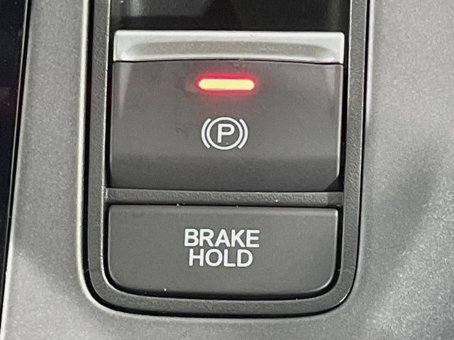 【電動パーキングブレーキ】パーキングブレーキは便利な電動式!ボタン一つで操作でき、アクセルを踏めば自動で解除されます♪レバーやペダルが無いので運転席廻りもすっきりしますね♪
