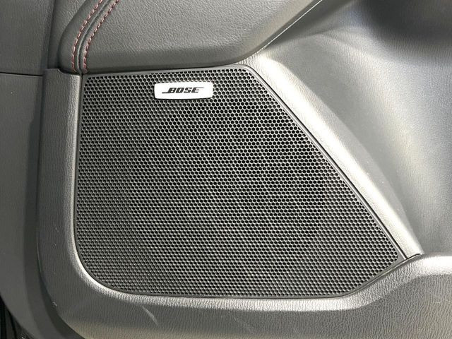 【BOSEサウンドシステム】メーカーオプションの高品位サウンドシステムを搭載。専用のチューニングが施された大小様々なスピーカーから良質なサウンドが奏でられ、臨場感あふれる音響空間を演出します。