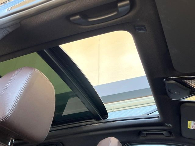 ●パノラマミックガラスルーフ:大迫力のパノラマルーフは、後部座席にまで続いており、開放的な空間をお楽しみいただけます。