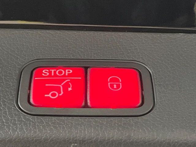 ●電動リアゲート:ワンタッチでリアゲートの開閉ができ、両手が塞がっている状態でも簡単に開閉ができる便利機能です。