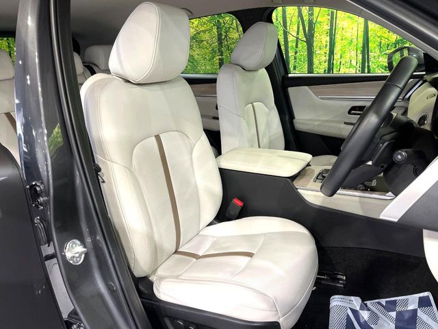 運転席まわりには十分なスペースがあり、大柄な方でもゆったり運転していただける環境です。