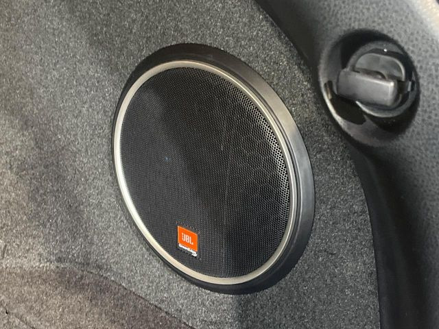 �yJBL�T�E���h�V�X�e���z���[�J�[�I�v�V�����̍��i�ʃT�E���h�V�X�e���𓋍ځB��p�̃`���[�j���O���{���ꂽ�召�l�X�ȃX�s�[�J�[����ǎ��ȃT�E���h���t�ł��A�Տꊴ���ӂ�鉹����Ԃ����o���܂��B