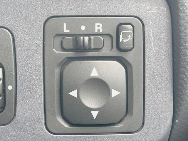 【電動格納ミラー】サイドミラーは電動格納式となっており、狭い駐車場でもキズがつくリスクを抑えられます。
