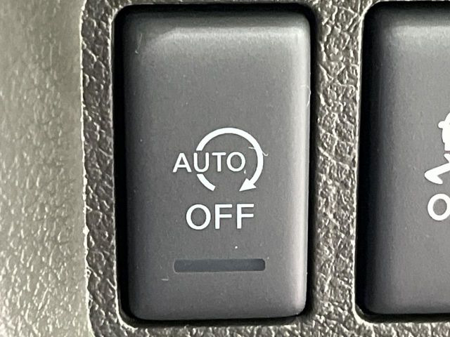 【アイドリングストップ】赤信号や渋滞で停車した際にエンジンを停止し、無駄な燃料の消費を抑えます。燃費向上や環境保護につなげる機能♪エンジンはブレーキを離せば再始動します。