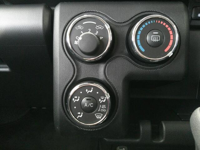 ダイヤルを回すだけで温度調節が出来るマニュアルエアコン付きです。
