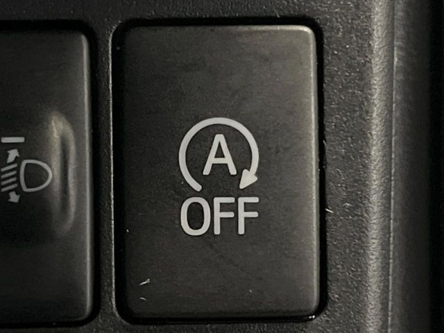 【アイドリングストップ】赤信号や渋滞で停車した際にエンジンを停止し、無駄な燃料の消費を抑えます。燃費向上や環境保護につなげる機能♪エンジンはブレーキを離せば再始動します。