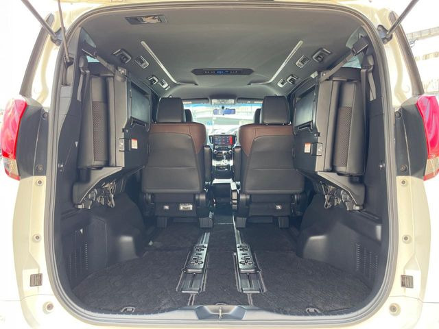 ���i�̂���������ʋ΁A���}���ɏ\���ȉ׎��X�y�[�X���m�ۂ��Ă���܂��B�Z�J���h�V�[�g��|���ƁA�傫�ȉו��̐ύڂ��\�ł���