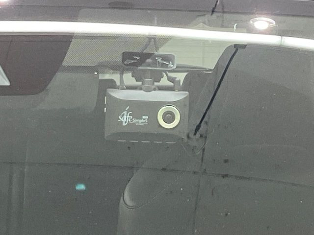 【ドライブレコーダー】安心・安全なカーライフに必須のドライブレコーダーを装備!走行中はもちろん、あおり運転や事故に遭遇した際の状況も映像で記録し、万一のリスクに備えます。