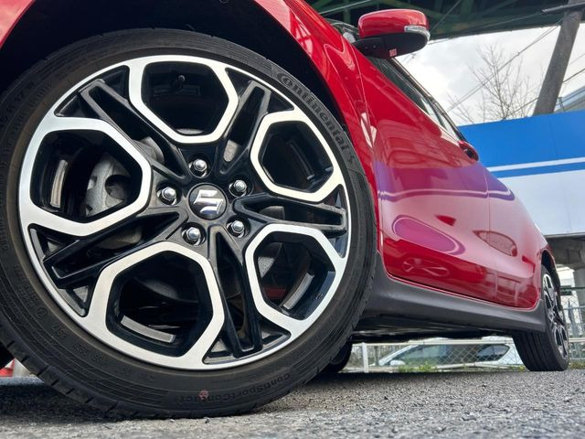 �y����17�C���`�A���~�z�C�[���z�O�ςɃ}�b�`���������A���~�z�C�[���𑕒����Ă���܂��B�e��ЊO�A���~�z�C�[����A�X�^�b�h���X�^�C�����戵�����Ă���܂��B���񂲑��k����������