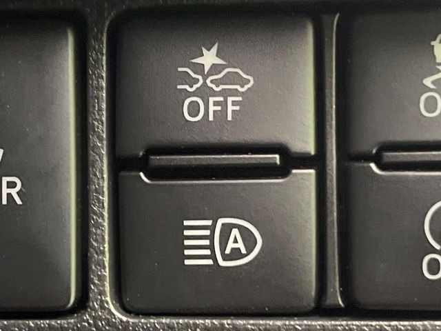 【スマートアシスト】走行中に前方の車両等を認識し、衝突しそうな時は警報とブレーキで衝突回避と被害軽減をアシスト。より安全にドライブをお楽しみいただけます。