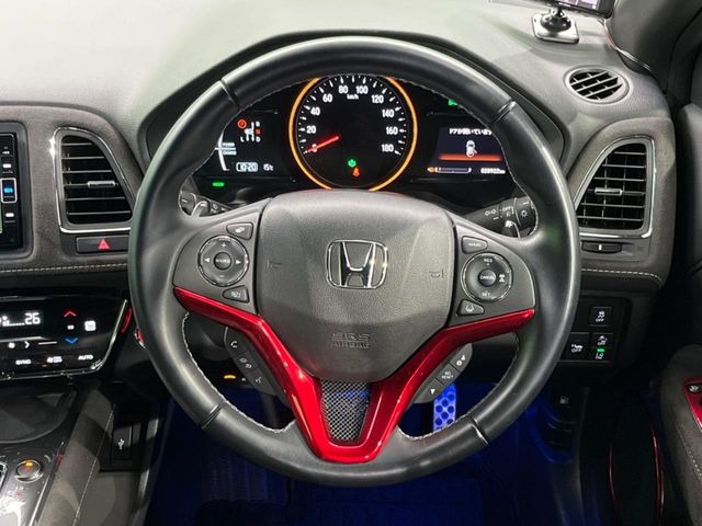 �C���e���A�ɍ��킹���f�U�C���̃X�e�A�����O�́A�^�]�������̂��Ƃ��l���A�^�]���₷���`��A�傫���ł��B�����x�A���ۂɐG���Ă��m���߂��������B