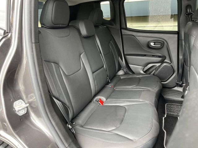 ●後席:大人が乗車しても窮屈さを感じないほど、足元も広々しております。