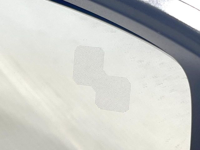 【ブラインドスポットモニタリング】走行中、ドアミラーの死角になりやすい箇所に後続車が接近するとサイドミラー付近に警告を表示、ドライバーに注意喚起をしてくれます。