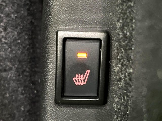 【シートヒーター】寒い日に重宝するシートヒーター!エアコンより早く温まってくれるので寒がりの人も安心ですね♪エアコンの温風は乾燥するから苦手、という方にもをおすすめです。