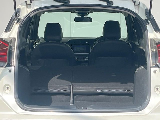 ���i�̂���������ʋ΁A���}���ɏ\���ȉ׎��X�y�[�X���m�ۂ��Ă���܂��B�Z�J���h�V�[�g��|���ƁA�傫�ȉו��̐ύڂ��\�ł���