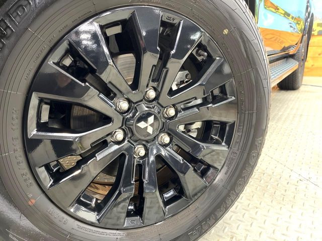 �y����18�C���`�A���~�z�C�[���z�O�ςɃ}�b�`���������A���~�z�C�[���𑕒����Ă���܂��B�e��ЊO�A���~�z�C�[����A�X�^�b�h���X�^�C�����戵�����Ă���܂��B���񂲑��k����������