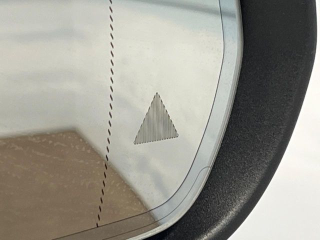 ●ブラインドアシストセンサー:視角からの車を感知し、ドライバーが車線変更を行う際に、警告音と共に注意を促してくれる安全支援機能です!