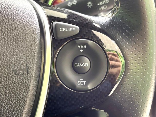 【クルーズコントロール】高速道路もラクラク走行。アクセルを離しても一定速度で走行ができ、長距離運転時の負担を軽減!加速・減速も簡単なスイッチ操作で調整できます。