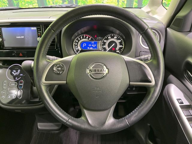 �C���e���A�ɍ��킹���f�U�C���̃X�e�A�����O�́A�^�]�������̂��Ƃ��l���A�^�]���₷���`��A�傫���ł��B�����x�A���ۂɐG���Ă��m���߂��������B