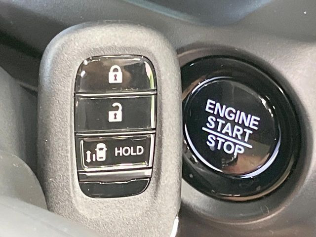 【Hondaスマートキー】カバンやポケットに入れたままでもドアの施錠・解錠が可能なスマートキーを装備。エンジンのオン・オフ時もカギを取り出す必要が無いからとっても便利です♪