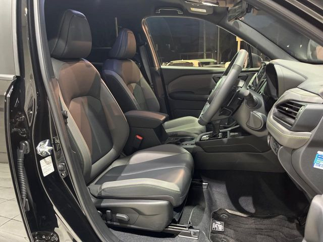 運転席まわりには十分なスペースがあり、大柄な方でもゆったり運転していただける環境です。