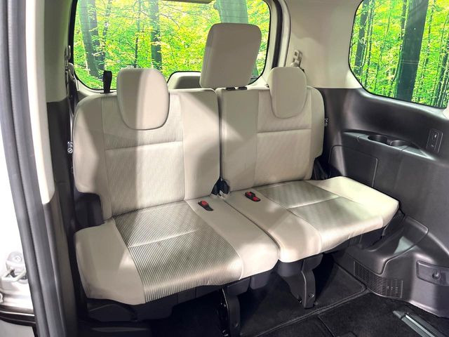 3列目シートはもちろん状態良好☆大人でもゆったりと座って頂けますので、大人数でのお出かけもラクラクです♪ご家族で、気の知れた仲間で、ドライブに行くのが楽しみですね♪