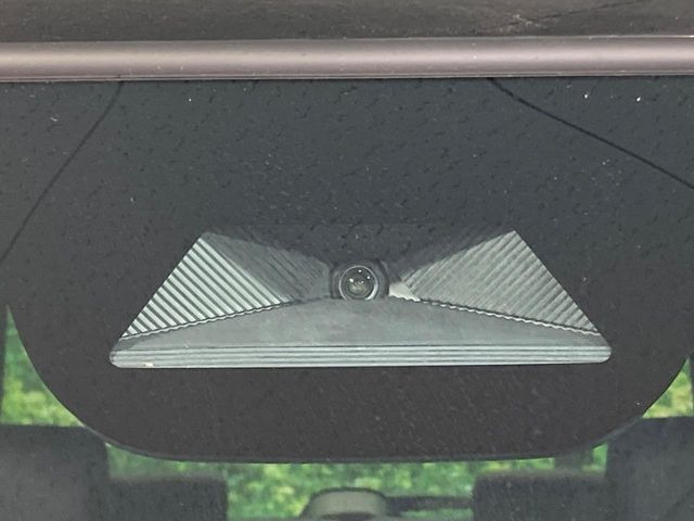 【ホンダセンシング】走行中に前方の車両等を認識し、衝突しそうな時は警報とブレーキで衝突回避と被害軽減をアシスト。より安全にドライブをお楽しみいただけます。