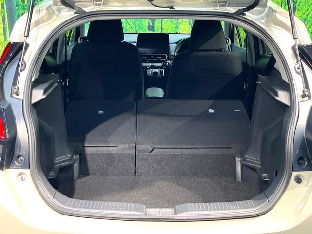 ���i�̂���������ʋ΁A���}���ɏ\���ȉ׎��X�y�[�X���m�ۂ��Ă���܂��B�Z�J���h�V�[�g��|���ƁA�傫�ȉו��̐ύڂ��\�ł���