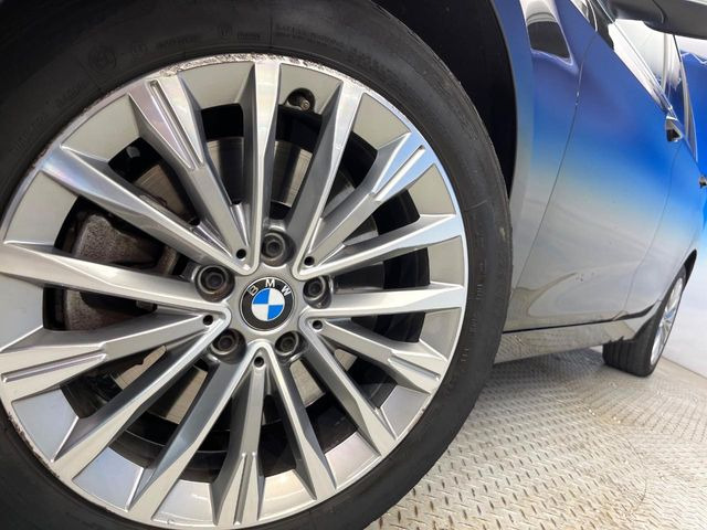 ●純正17インチアルミホイール:輸入車ならではの卓越した走りを支えるホイールと足回りです!日本車の走りに慣れている方にもぜひ体感して頂きたいほど、高いレベルでまとまっています!