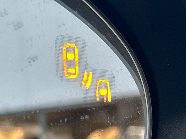 【ブラインドスポットモニタリング】走行中、ドアミラーの死角になりやすい箇所に後続車が接近するとサイドミラー付近に警告を表示、ドライバーに注意喚起をしてくれます。