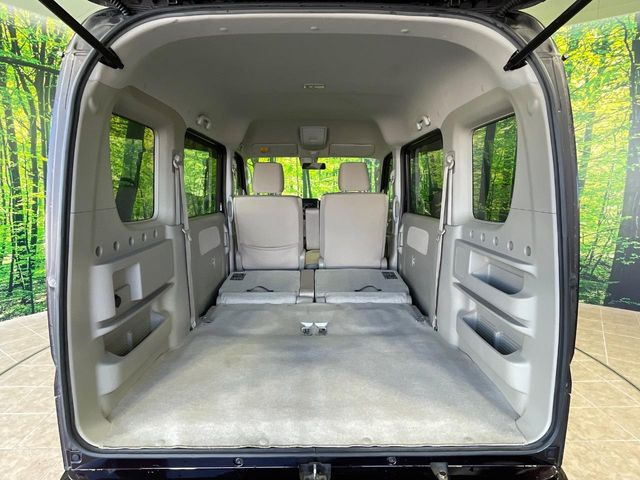 ���i�̂���������ʋ΁A���}���ɏ\���ȉ׎��X�y�[�X���m�ۂ��Ă���܂��B�Z�J���h�V�[�g��|���ƁA�傫�ȉו��̐ύڂ��\�ł���