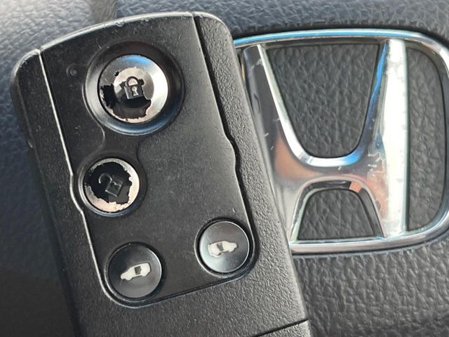 �yHonda�X�}�[�g�L�[�z�J�o����|�P�b�g�ɓ��ꂽ�܂܂ł��h�A�̎{���E�������\�ȃX�}�[�g�L�[�𑕔��B�G���W���̃I���E�I�t�����J�M�����o���K�v����������Ƃ��Ă��֗��ł���