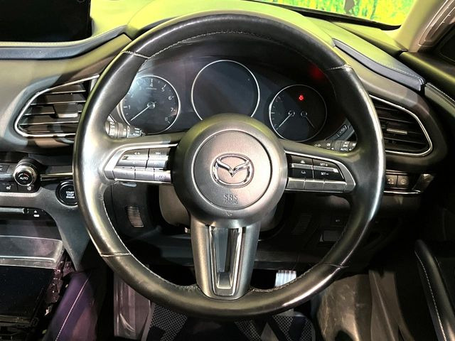 �C���e���A�ɍ��킹���f�U�C���̃X�e�A�����O�́A�^�]�������̂��Ƃ��l���A�^�]���₷���`��A�傫���ł��B�����x�A���ۂɐG���Ă��m���߂��������B