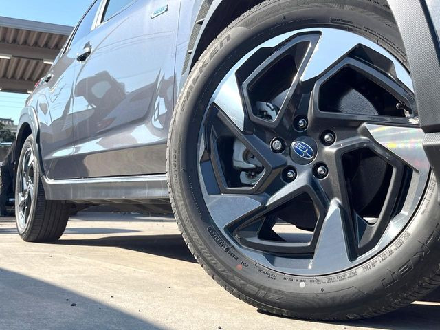 【純正18インチアルミホイール】外観にマッチした純正アルミホイールを装着しております。各種社外アルミホイールや、スタッドレスタイヤも取扱いしております。是非ご相談ください♪