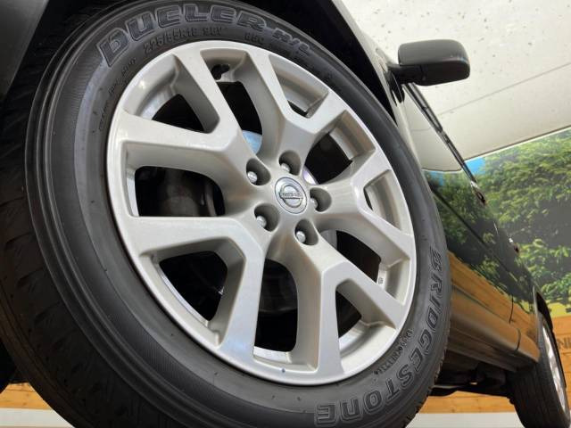 【純正18インチアルミホイール】外観にマッチした純正アルミホイールを装着しております。各種社外アルミホイールや、スタッドレスタイヤも取扱いしております。是非ご相談ください♪