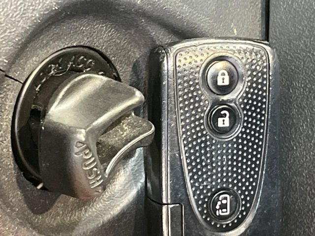 【キーフリーシステム】カバンやポケットに入れたままでもドアの施錠・解錠が可能なスマートキーを装備。エンジンのオン・オフ時もカギを取り出す必要が無いからとっても便利です♪