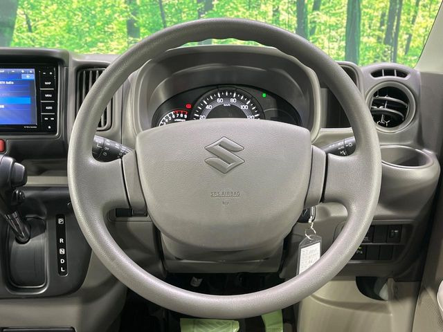 �C���e���A�ɍ��킹���f�U�C���̃X�e�A�����O�́A�^�]�������̂��Ƃ��l���A�^�]���₷���`��A�傫���ł��B�����x�A���ۂɐG���Ă��m���߂��������B